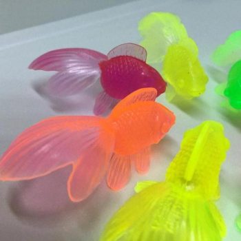 10Pcs / Set Kids Soft Rubber Gold Fish Baby Bath Toys For Children Simulation Mini Water Fish Child Funny Swim Beach Gifts